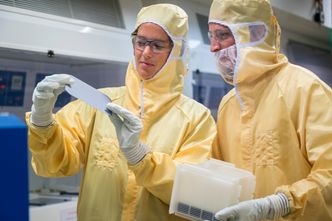 Forskerne Marte O. Skare og Asbjørn Ulvestad i renrommet på IFEs Solcellelab. Her begynte arbeidet som etter hvert utviklet seg til SiliconX-prosjektet. Foto:  Heiko Junge/NTB scanpix