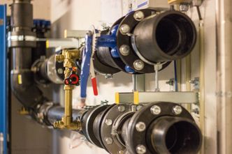 Kjølevannet skal renne gjennom rørene i kjelleren, frem og tilbake fra MR-stråleakseleratoren. Foto:  Hanne Kokkegård