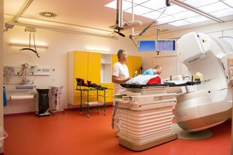 Man er nå i gang med å installere den nye MR-strålekanonen på Herlev Hospital. Men de har også allerede tatt andre avanserte strålekanoner i bruk, hvor teknologien også forbedrer kreftbehandlingen. Brian Holch Kristensen (til venstre) og Sune Kristian Buhl står her ved en av de nye maskinene. Legg merke til det kunstige loftsvinduet. Foto:  Hanne Kokkegård