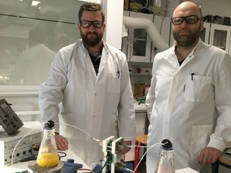 På bildet viser Jens Muff (tv) og Jens Laurids Sørensen batteriets teknologi i form av den lille prototypen. Foto: AAU Esbjerg