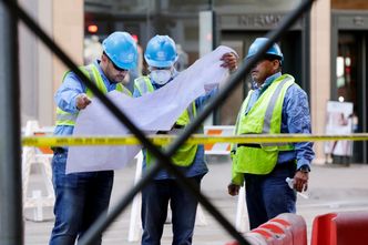 Ingeniører studerer et kart over ledningsnettet på Manhattan for å se hva slags rør det var som hadde revnet. Foto: Richard Drew/AP/NTB scanpix