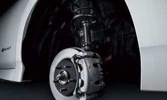 Nismo-utgaven får spesielle dempere og elektriske bremser. Foto:  Nissan