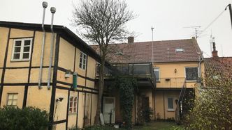 Ørstedsgade 26 i Rudkøbing på Langeland har tidligere huset et renseri. I dag er grunnen sterkt forurenset av klorerte løsemidler som trenger inn i huset. Foto:  Region Syddanmark