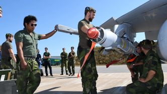 På grunn av fare for eksplosjon på grunn av ammunisjon som oppbevares ved Älvdalens skytefelt, satte svenskene inn jagerfly av typen Jas 39 Gripen med bomber for å hindre at brannen sprer seg. Foto:  Mats Nyström/Försvarsmakten/TT/NTB Scanpix