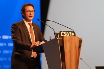 Samferdselsminister Andreas Scheuer syns bilindustrien somler med elbiler. Foto:  Michael Lucan/CC BY SA 3.0