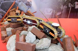 Roboten kan lokalisere overlevende i rasmasser ved hjelp av lyd, varme og de kjemiske stoffene som mennesker utsondrer. Foto: Government Technology