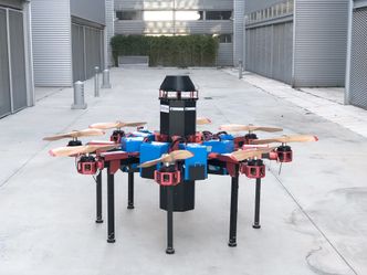 Målsettingen til spanske Drone Hoppers er å kunne legge en vanntåke som tilsvarer 600 liter i minuttet, finfordelt ved hjelp av dronenes propeller. Foto: Drone Hopper