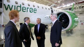 Andreas Aks (f.v) sammen med Widerøe-sjef Stein Nilsen, Embraer-sjef Paulo Cesar de Souza e Silva og sjef for Embraers passasjerflyvirksomhet John Slattery. Foto:  Per Erlien Dalløkken