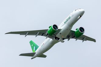 LN-WEC er det tredje og foreløpig siste av E190-E2-flyene som Widerøe har mottatt. Her tar det av fra Bodø. Foto:  Kim Vanvik