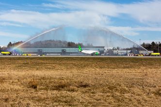 LN-WEA fikk tradisjonell mottakelse da det første gang landet på Flesland 12. april. Foto:  Kim Vanvik