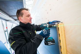 Med GLAVAs byggesystem etterisolerer du mye raskere enn med tradisjonell metode. Foto: Paal-André Schwital