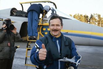 Saabs testflyger Stig Holmström ga tommel opp etter jomfruferden, men uttrykte tydeligvis mer skepsis på bakrommet. Foto: Saab