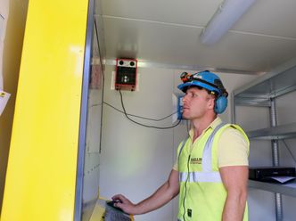 Formann for armering på byggeplassen Vadim Asiev inne i «bim-kiosken». Foto:   Heidi Sævold