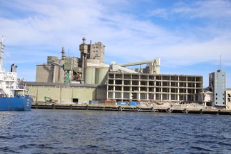 Yara er i gang med å rive et lagerbygg der containere skal mellomlagres for lasting/lossing av Yara Birkeland.  Foto:  Tore Stensvold