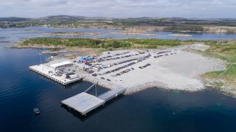 Transport av fisk fra Kråkøya kysthavn (på bildet) og fra Hitra kysthavn, kan redusere omfanget av «laksetrailere» fra Trøndelag med cirka 13 000 vogntog første driftsår Foto:  Nord-Trøndelag Havn Rørvik IKS.