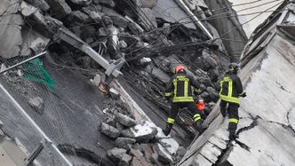 Redningsarbeidere leter i ruinene av Morandi-broen i Genova i Nord-Italia i dag.  Foto:  Luca Zennarooto/ANSA via AP/NTB scanpix
