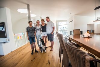 Det som var et dunkelt råloft er nå blitt et naturlig samlingssted for famlien. Fra venstre: sønnen Moritz, datteren Stina, hunden Trixy, Claudia og Klaus Langenberg. Foto: Mathias Klingenberg