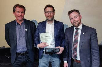 Flankert prisvinner: Sjefen for Zivid og en av de to gründerne flankert av Foskningsådets sjeg John-Arne Røttingen og næringsminister Torbjørn Røe Isaksen Foto: Håvard Fossen