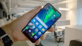 Litt færre: På tross av fantastisk kapable og rimelige smartmobiler som denne fra Honor foretrekker nordmenn å betale mye mer. Foto:  Odd R. Valmot