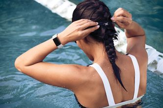 Armbåndet kan brukes under svømming, og er vanntett ned til 50 meter. Foto:  Fitbit