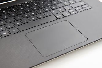 Overflaten er gummiert, noe som gjør at håndleddsstøtten er mer behagelig enn på PC-er med aluminiumskabinett. Foto: Kurt Lekanger