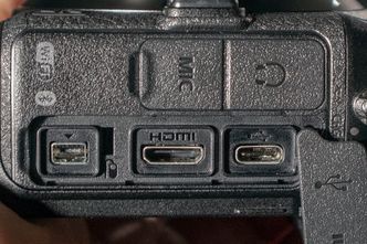 Endelig lading i kameraet: Nå trenger man ikke ha med ladedokk lenger. De nye kameraene kan lade via USB-C. Som moderne mobiler, PC-er, nettbrett, bluetooothhøyttalere og andre dingser. Foto: Odd R. Valmot
