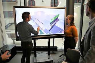 Roar Fosse demonstrerer hvordan man navigerer i 3D-modellene med bare nevene. – Det er som et gigantisk nettbrett, sier han. Foto:  Knut Bjørheim