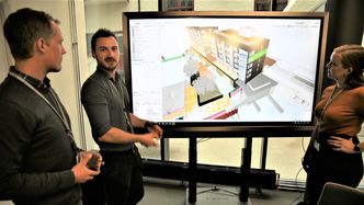 Roar Fosse tegner og forklarer på BIM-modellen til et boligbygg på Løren. Foto:  Knut Bjørheim