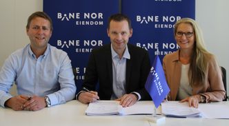 Prosjektsjef Rune Breivik og utviklingsdirektør Morten Austestad fra Bane NOR Eiendom, og Kristin Ramstad fra Reiulf Ramstad Arkitekter. Foto: Monica Toften/Bane NOR Eiendom