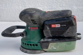 Tohånds: Det gode tohåndsgrepet og effektiviteten gjør den grønne eksentersliperen fra Bosch til vinner i klassen. Foto: Odd Richard Valmot