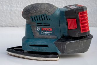 Blått: Til å være en proffmaskin er Boschs plansliper et godt kjøp, men vil du ha alle tre slipeføttene, blir prisen uforholdsmessig høy. Foto: Odd Richard Valmot