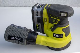 Anbefalt: Ryobis eksentersliper ligger litt etter Bosch i effektivitet. Men pris og utvalget av batterier som også passer til andre verktøy, gjør det til et anbefalt kjøp. Foto: Odd Richard Valmot