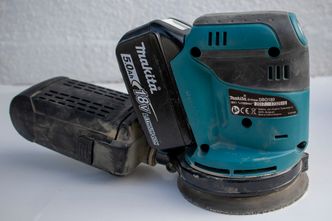 Litt for dyr: Eksentersliperen fra Makita er litt for høyt priset, og støvavsuget kunne vært bedre. Det er en proffmaskin, så kanskje den klarer flere driftstimer enn de andre. Men det har vi ikke testet. Foto: Odd Richard Valmot