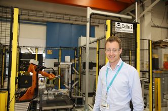 Torstein Sole-Gärtner er fornøyd med å se at batterifabrikken er i gang etter snart to års forberedelser og planlegging. Foto:  Tore Stensvold