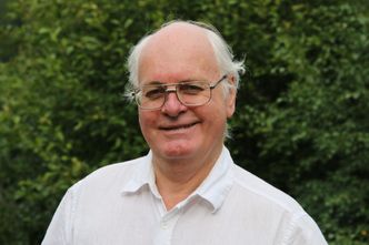 Nabo til E18-anlegget, professor Theis Theisen fant fram til utførte endringer på veganlegget i forhold til reguleringsplanene. Foto: Thor Søndenaa