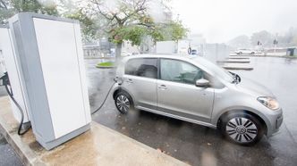 Volkswagen e-Up på en hurtigladestasjon. Foto:  Marius Valle