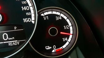 Batteriindikatoren er som en vanlig tankmåler. Bilen viser ikke batteriprosent. Foto: Marius Valle