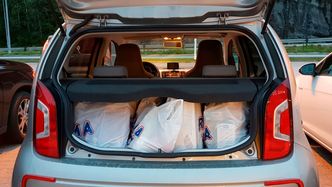 Fire poser med matvarer er den omtrentlige bagasjeromsplassen i e-Up. Foto: Marius Valle