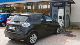 Zoe kan lade, men bare på 43 kilowatt AC-hurtigladere, og bare så lenge det er snakk om en Q-modell. Foto: Marius Valle