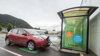 Nissan Leaf ved en typisk «park-in»-hurtiglader. Foto:  Marius Valle