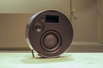 Avkledd: På forsiden har Edge tre høyttalere og en bassport som kan stenges eller ånets avhengig av lydtrykket. Foto: Odd R. Valmot
