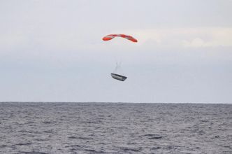 SpaceX' Falcon 9-nesekappe i sakte flukt mot havoverflaten. Foto: SpaceX