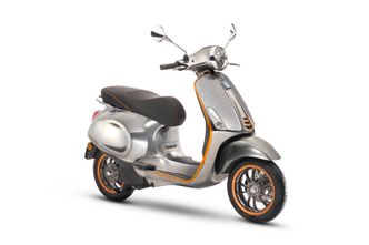 Vespa Elettrica X har et lite bensinaggregat som med 3 liter bensin gir 15 mil rekkevidde, og totalt 20 mil. Foto: Piaggio
