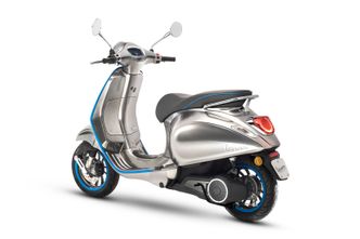 Vespa Elettrica går minst 10 mil på en lading. Foto: Piaggio