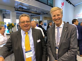 Enige: Også spesialrådgiver Anders J. Steensen som leder Demo 2000-prosjektene i Norges Forskningsråd er enig med Runar Rugtvedt(t.h.) om at oljeindustriens ledere bør engasjere seg sterkere i samfunnsdebatten. Foto:  Tormod Haugstad
