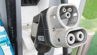 En vanlig CCS-kontakt fra en 50 kilowatt hurtiglader. Foto: Marius Valle