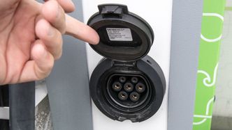 En Type 2-stikkontakt for medbrakt kabel. Kalles ofte fleksilader eller semihurtiglader. Foto:  Marius Valle