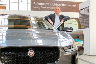 Egil Hogna som leder Norsk Hydros ekstruderingsvirksomhet, har selv falt for en aluminiumsbil. Han er en av cirka 700 som venter på Jaguars nye Tesla-konkurrent. Foto: Joachim Seehusen