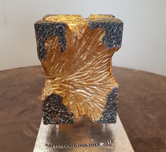 Keramiker Geir Tokle har laget det nye troféet til Norwegian Tech Awards. Det er laget i leire, brent, slipt og forgylt. Det skal plasseres på en metallplate med navn på vinneren. Foto: Tore Stensvold