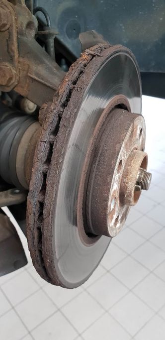 Ser bremseskivene rustne ut? Da kan du måtte regne med en utgift på mange tusen kroner. Foto:  Marius Valle